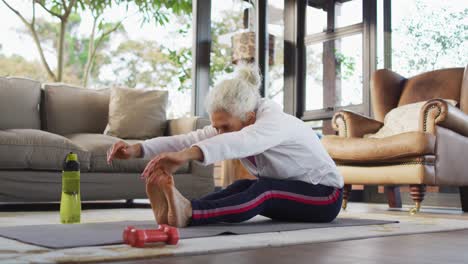 Mujer-Mayor-De-Raza-Mixta-Practicando-Yoga,-Estirando