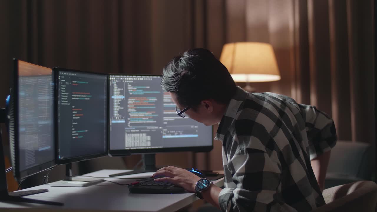 programador cansado con dolor de espalda