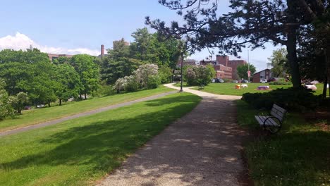 westernprominade portland, maine con una vista del hospital médico de maine