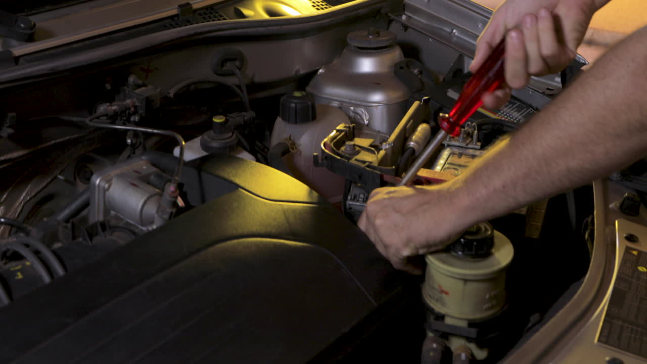 tornillo de apriete en el motor del coche, mantenimiento preventivo en el taller mecánico