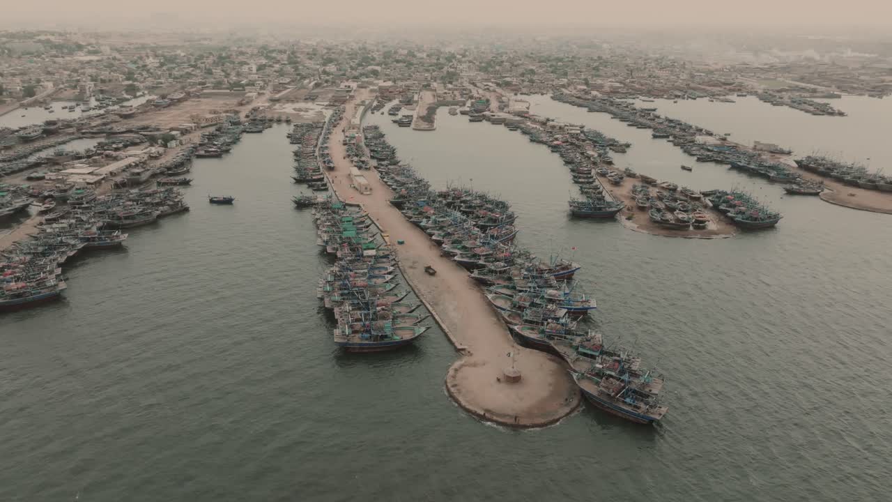 카라치 에 있는 이브라힘 하이데리 의 항구 를 따라 정박 한  ⁇ 시 보트 의 공중 조망