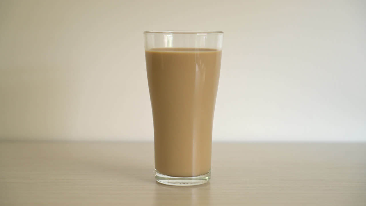 bicchiere di caffè latte sul tavolo