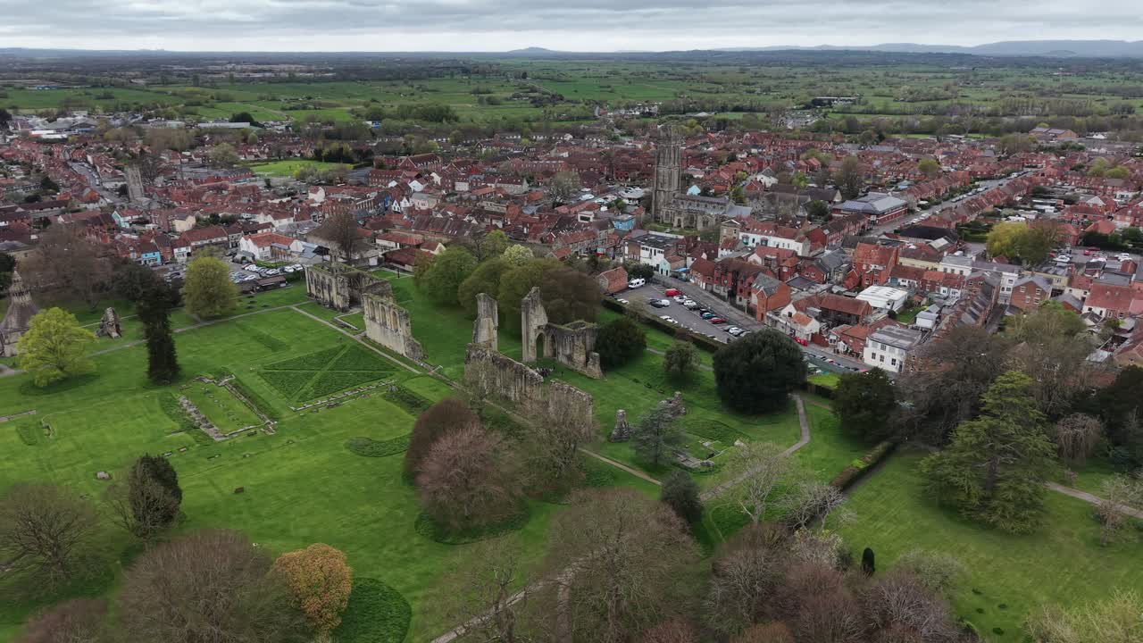Rovine dell'Abbazia di Glastonbury, Somerset, Regno Unito. Panoramica aerea con drone.