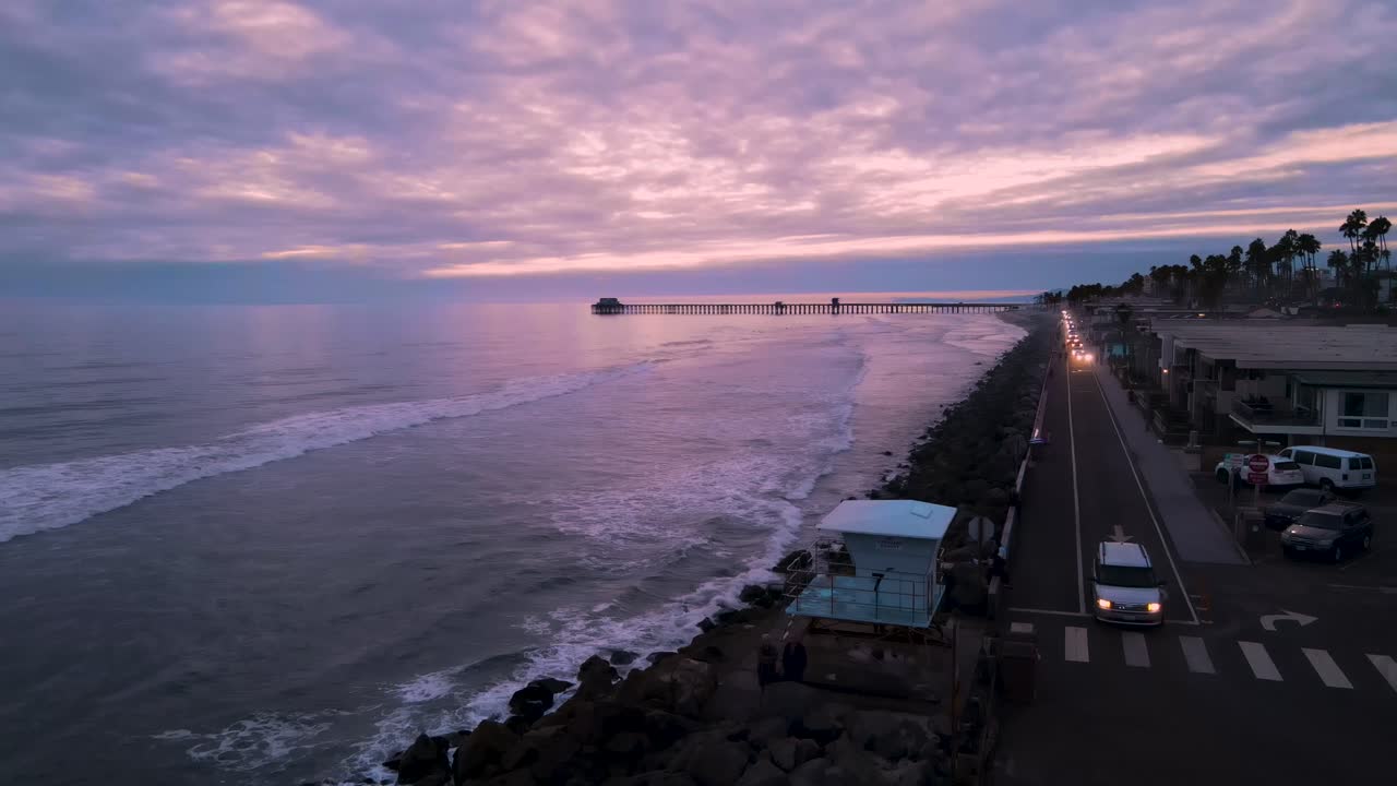 핑크색 해가 지는 바 ⁇ 가 기지 의 드론 전망