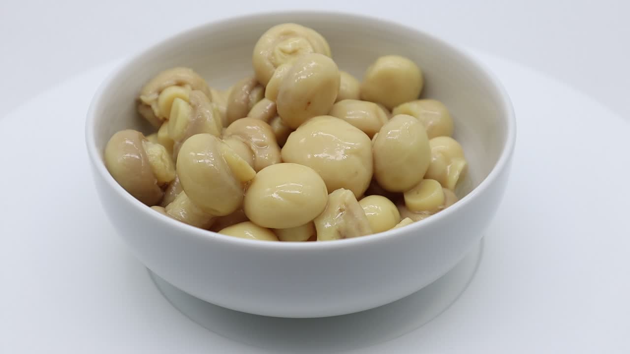 champiñones en aceite en pantalla giratoria