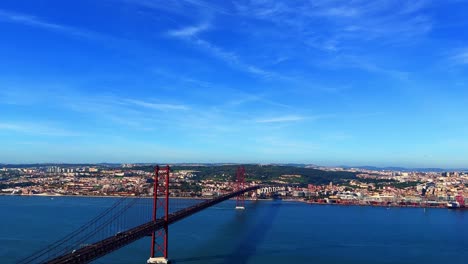 ponte 25 de abril en almada cerca de lisboa en portugal durante el día