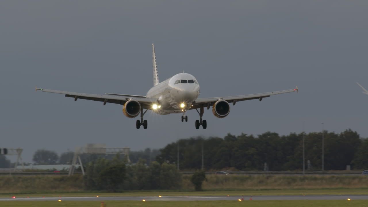 aterrizaje de un avión en un aeropuerto