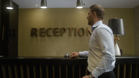 recepcionista hablando con invitado