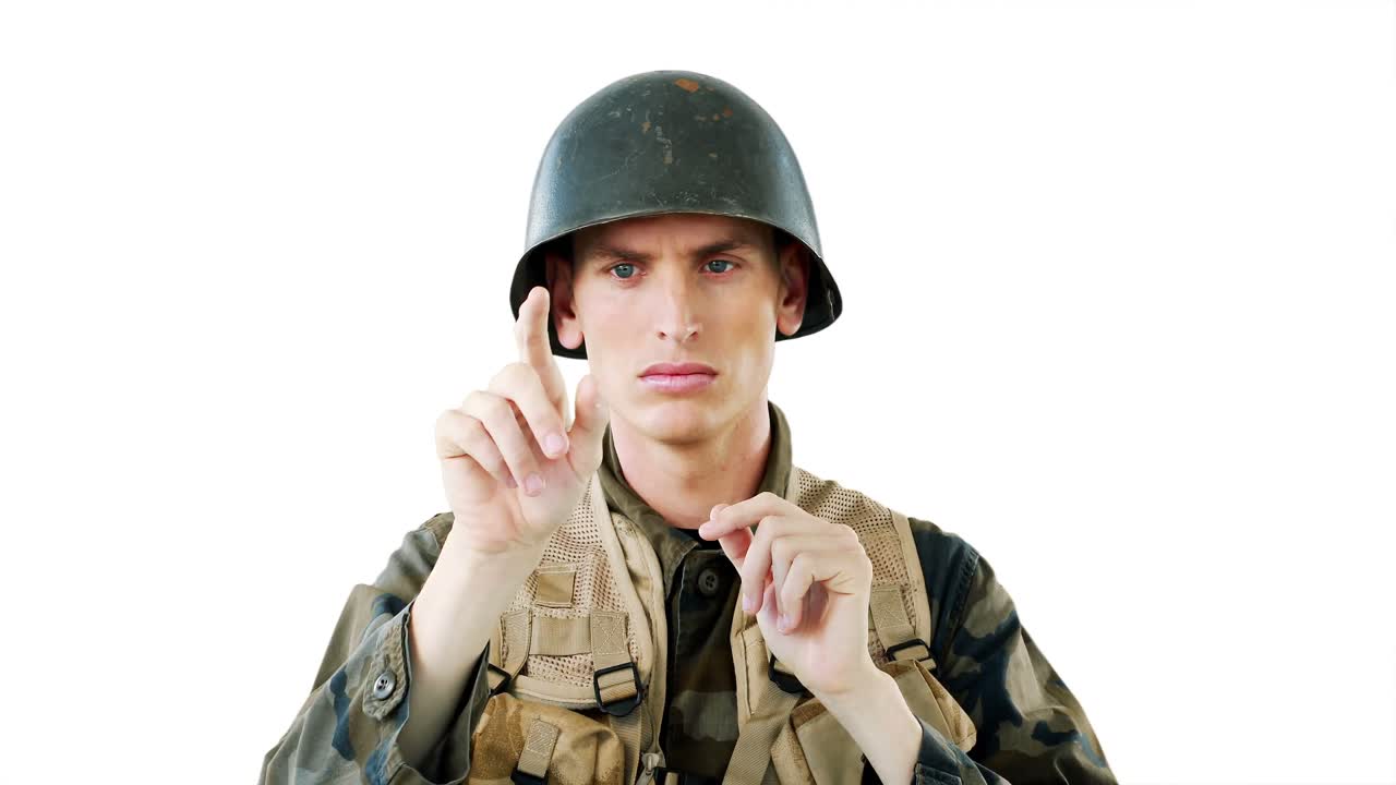 디지털 화면을 사용하는 군인