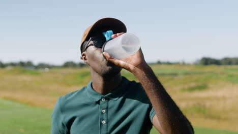 Hombre-Afroamericano-En-El-Campo-De-Golf.