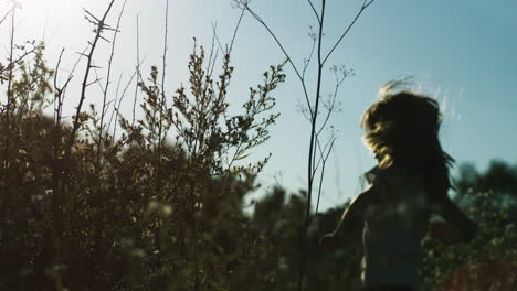 niña en un campo al atardecer