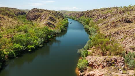 Largo-Río-En-Los-Valles-Forestales-Del-Parque-Nacional-Litchfield-En-El-Territorio-Del-Norte,-Australia