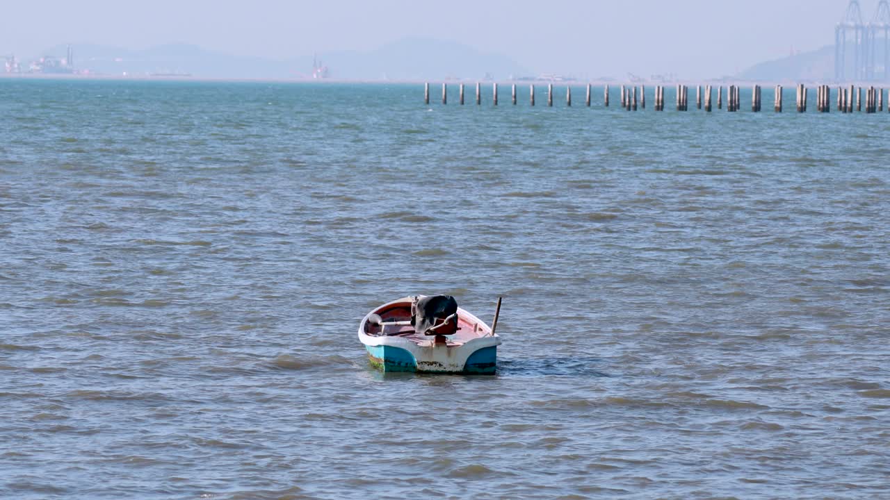 파타야의 바다에서 보트가 부드럽게 떠다니고 있습니다.