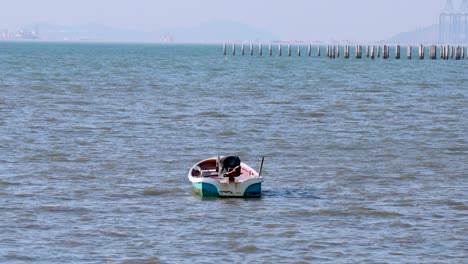 un barco se deriva suavemente en el mar de pattaya