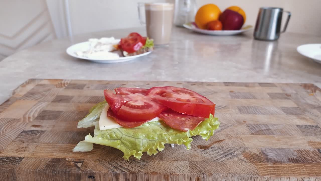 cerrar sándwich saludable con tomate, salchicha, queso y ensalada
