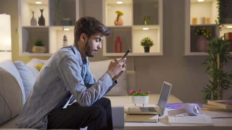 el hombre enamorado está enviando mensajes de texto por teléfono.