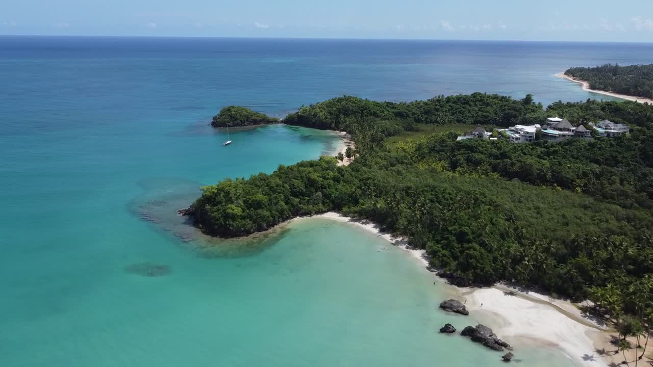 Veduta aerea di Playa Bonita e Playa Escondida sulla pittoresca costa della penisola di Samaná nella Repubblica Dominicana