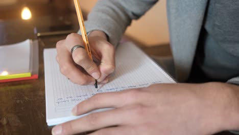 Escribiendo-En-Cuaderno