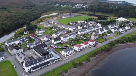 Pueblo-De-Kyleakin-En-La-Isla-De-Skye-Cerca-Del-Puente-De-Skye,-Costa-Oeste-De-Escocia,-Tierras-Altas,-Imágenes-De-Drones-Aéreos-4k-Hd-Revelan