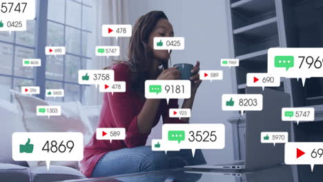 Social-Media-Engagement-Animation-über-Einer-Frau,-Die-Im-Wohnzimmer-Kaffee-Trinkt