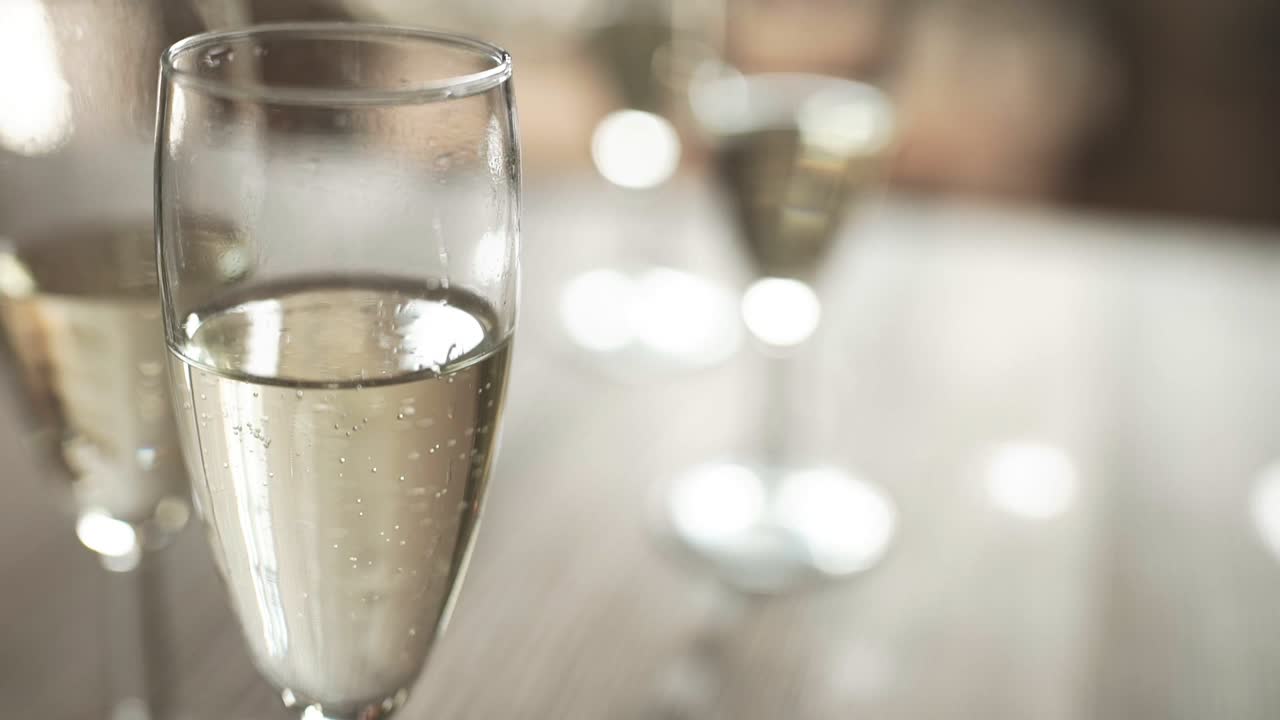 Versamento di Champagne in bicchieri al ricevimento di matrimonio 3