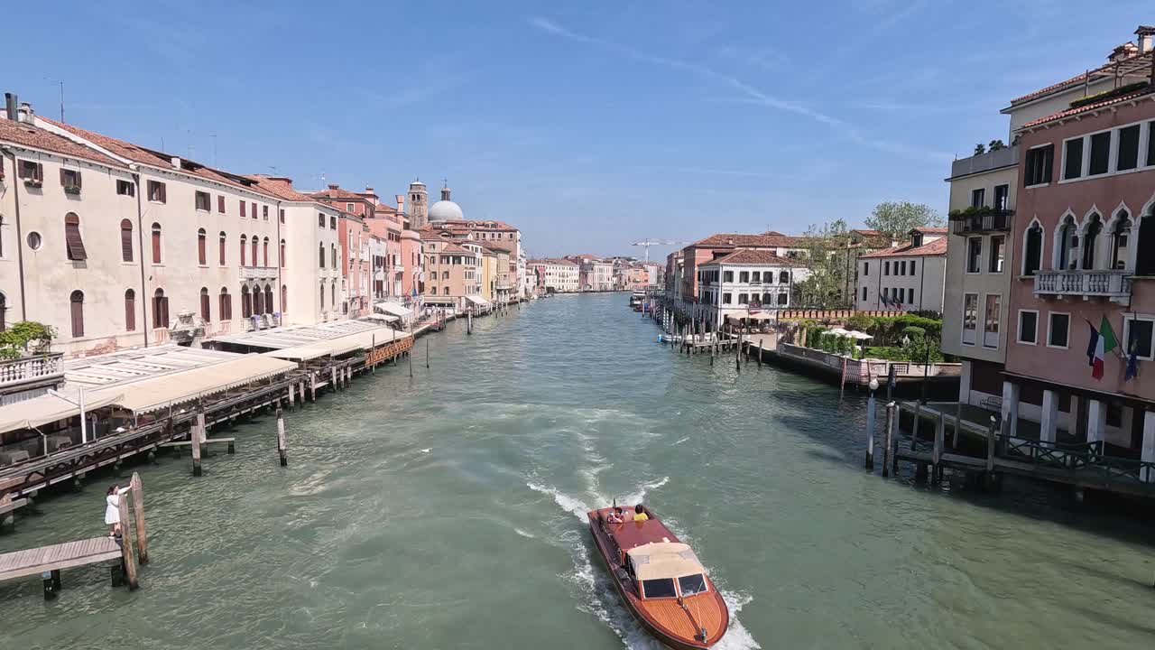 un barco viaja a través de un canal veneciano