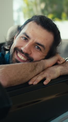 portret van een glimlachende man