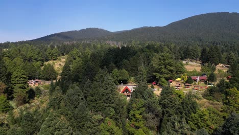 vista aérea cabina de dronie dentro del turismo del bosque la marquesa méxico