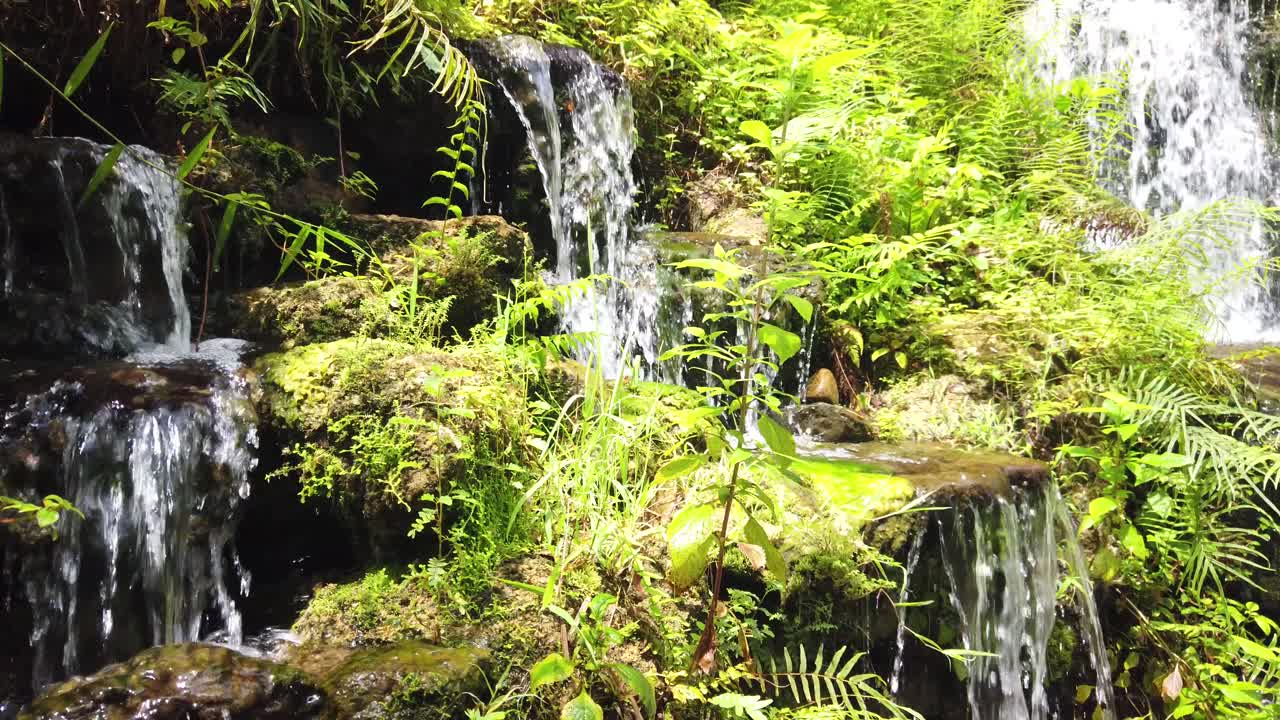 Fitur air terjun indah mengalir di taman alam Namtok Wang Ta Krai di Nakhon Nayok, Thailand