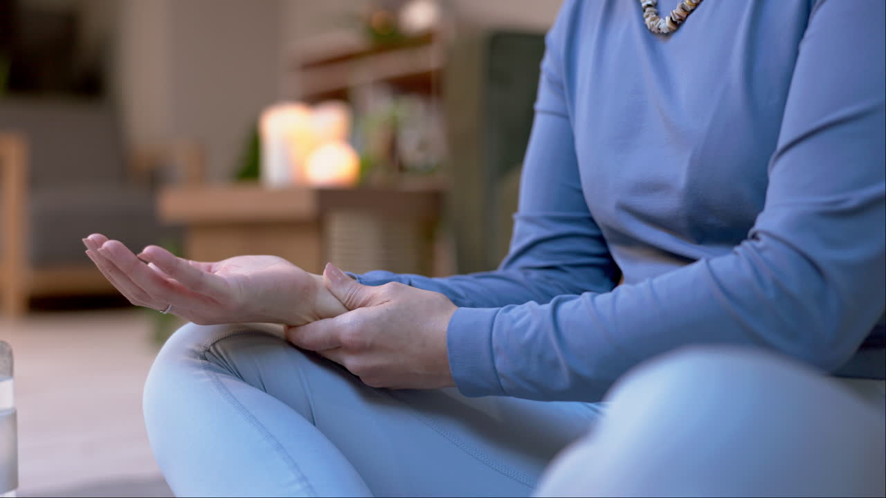 Håndledssmerter, yoga eller hænder af pige med skade