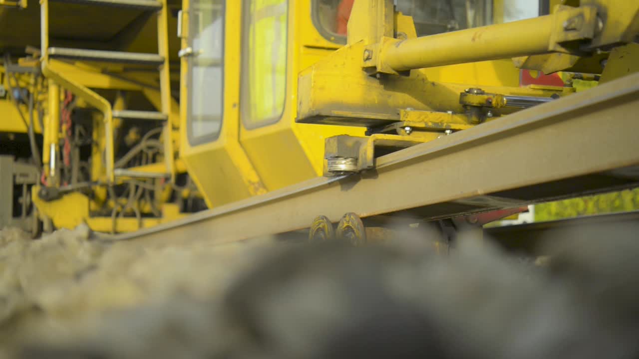 primer plano de un tren de construcción amarillo en las vías durante el día