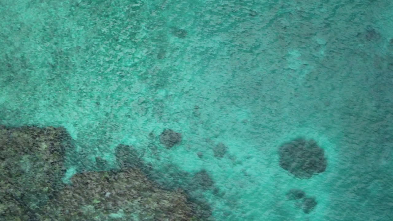 리푸 섬 (lifou island) 은 뉴칼레도니아 군도에 있는 로열티 섬의 일부이다.