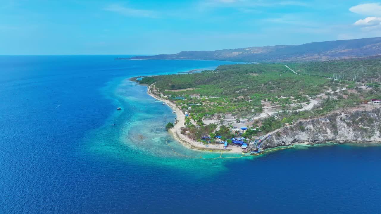 vista aérea de la bahía de sarangani con agua turquesa y balneario cerca de la ciudad de general santos