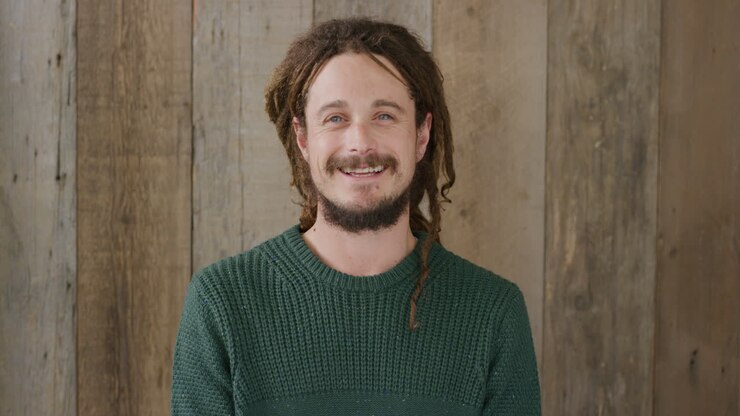 ritratto di un giovane felice che ride godendo del successo soddisfazione dello stile di vita maschio caucasico dreadlocks acconciatura slow motion