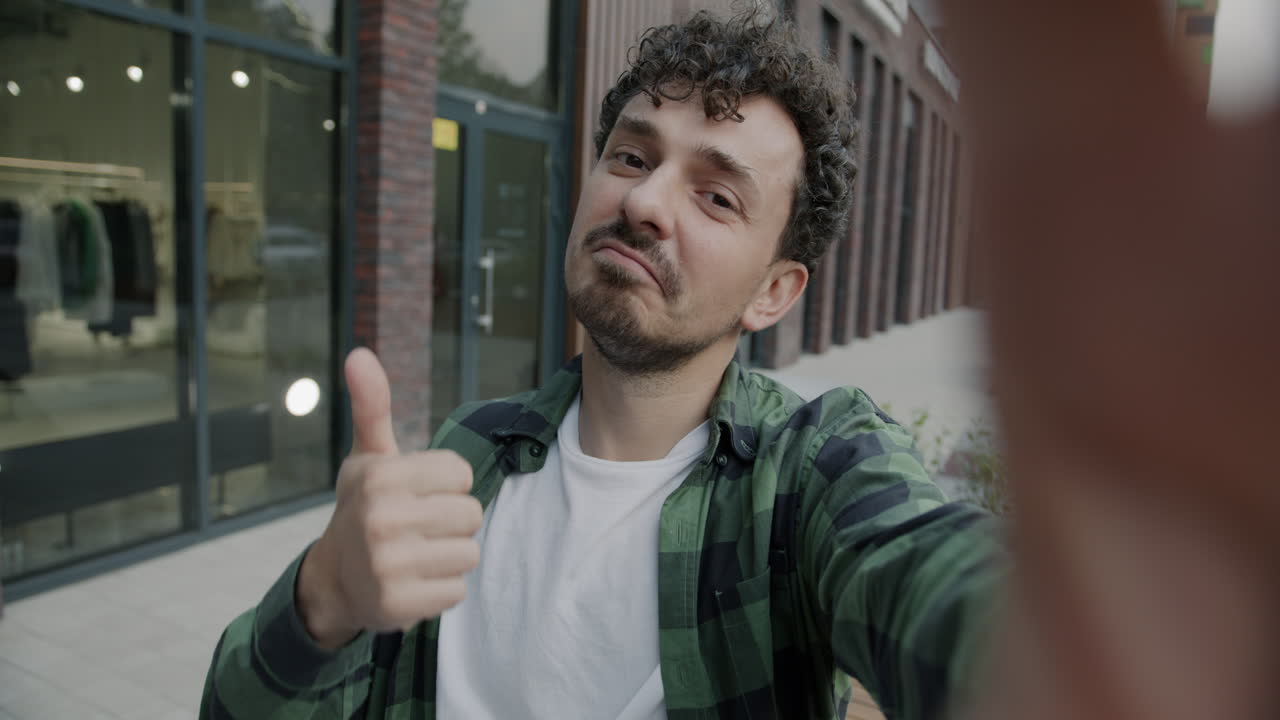 hombre tomando una selfie al aire libre