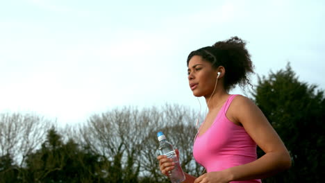 Mujer-En-Forma-Corriendo-Afuera