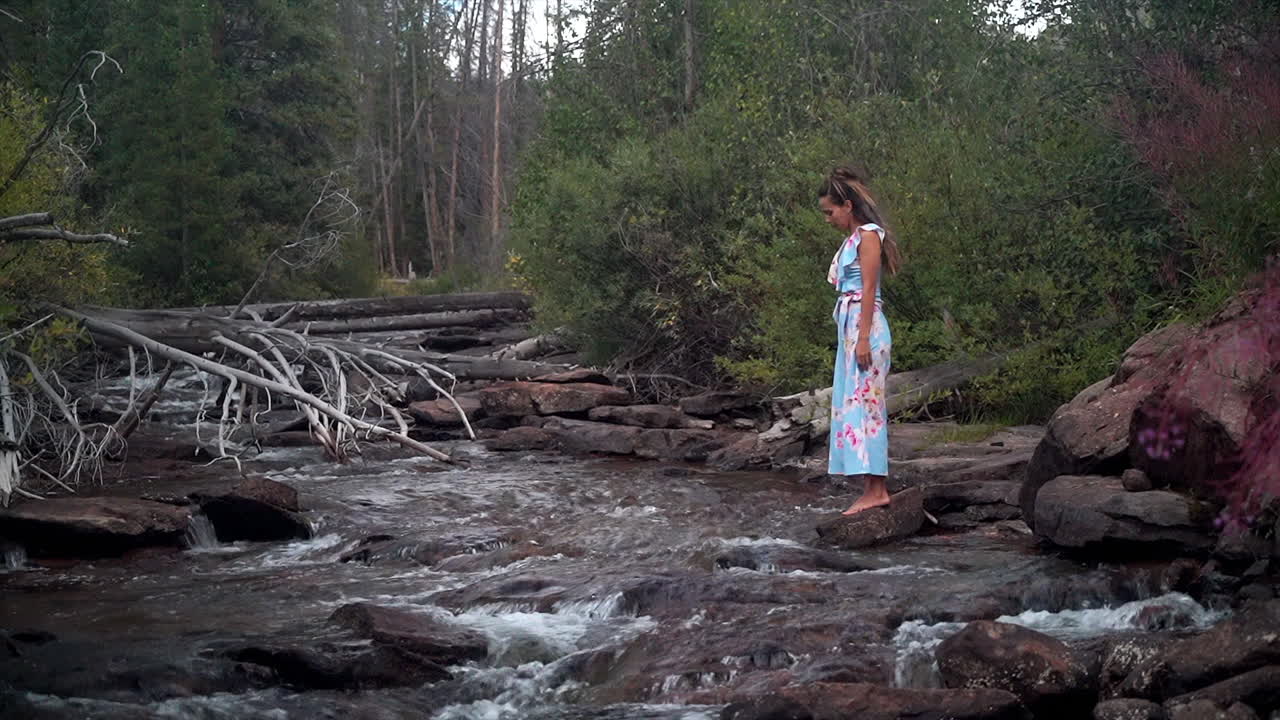 cinematográfica mujer actriz modelo caminando sobre las rocas hacia la calma piney river ranch denver vail beaver creek avon gore range paisaje escénico de montaña hora de oro aventura de luz