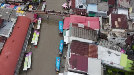 Boote-Fahren-Den-Belebten-Schwimmenden-Markt-Hinunter,-Thailand