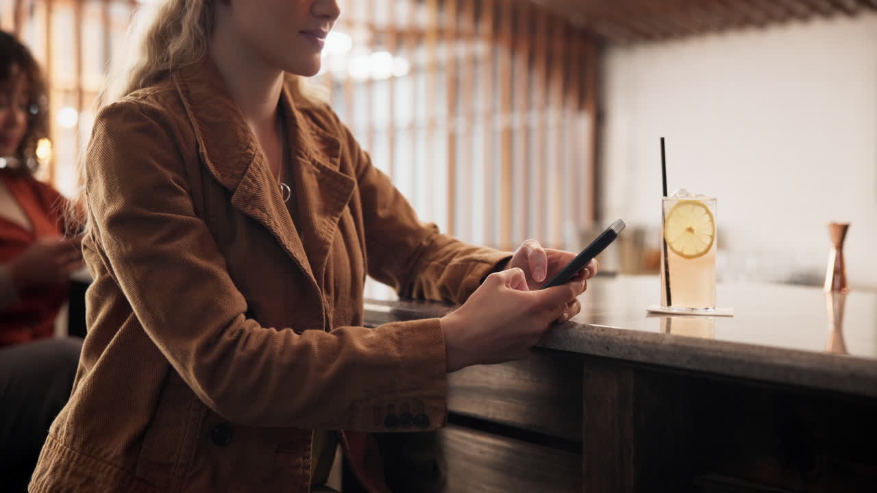 Donna che usa il telefono in un bar
