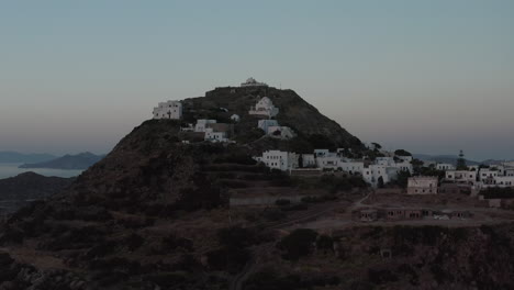 Pueblo-De-Grecia-Construido-En-La-Vista-Aérea-Del-Sitio-De-Montaña-De-La-Isla