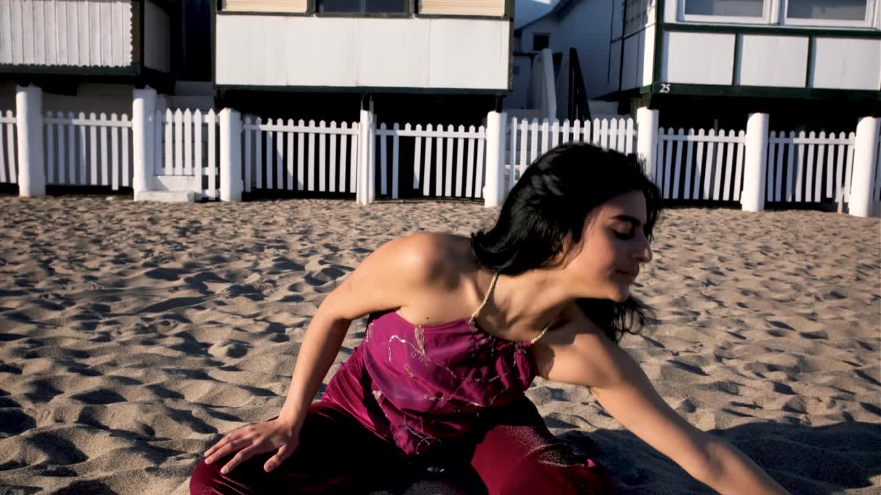 Donna sulla spiaggia che versa sabbia