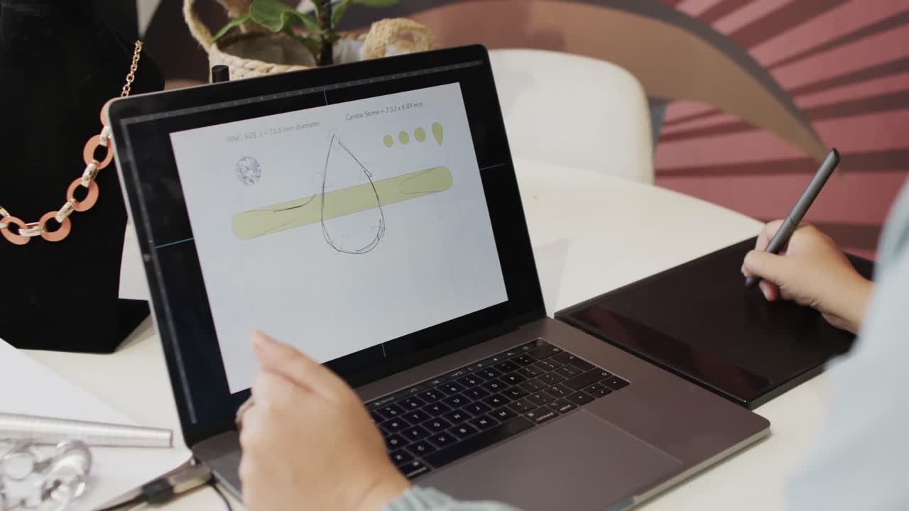 trabajadora caucásica ocupada usando una computadora portátil en una joyería en cámara lenta