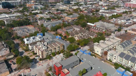 vista aérea de casas acomodadas cerca del centro de houston en el área de la aldea de arroz