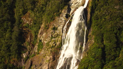primer plano estático de lady bowens falls, milford sound