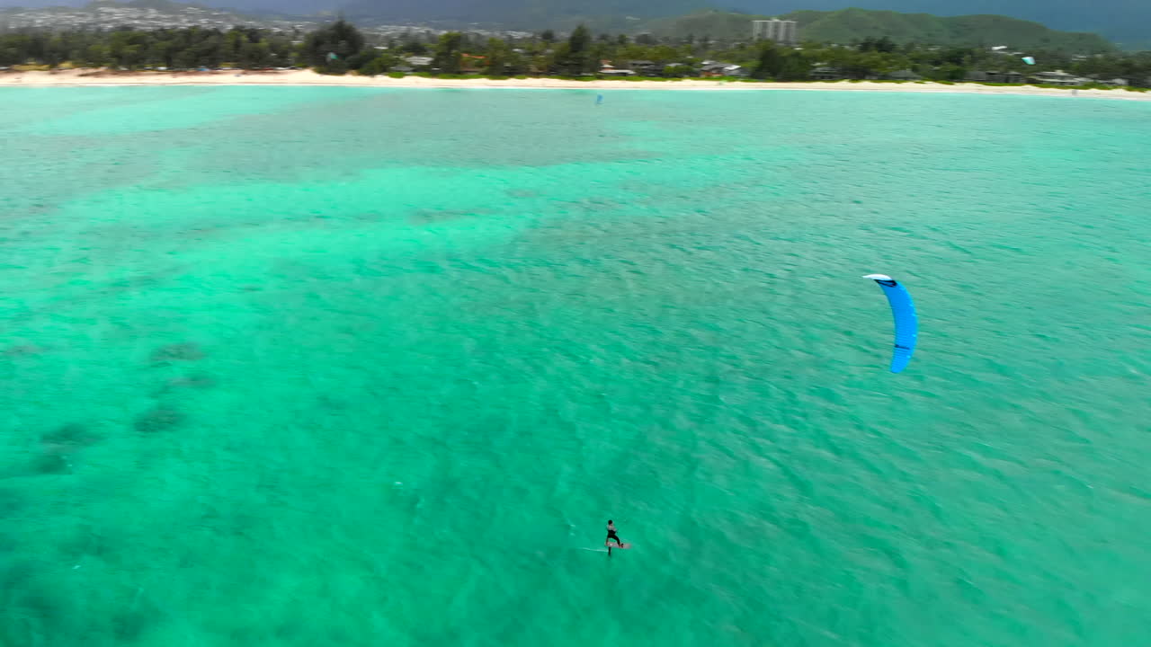 카일루아 베이에서 카이트 보더의 공중