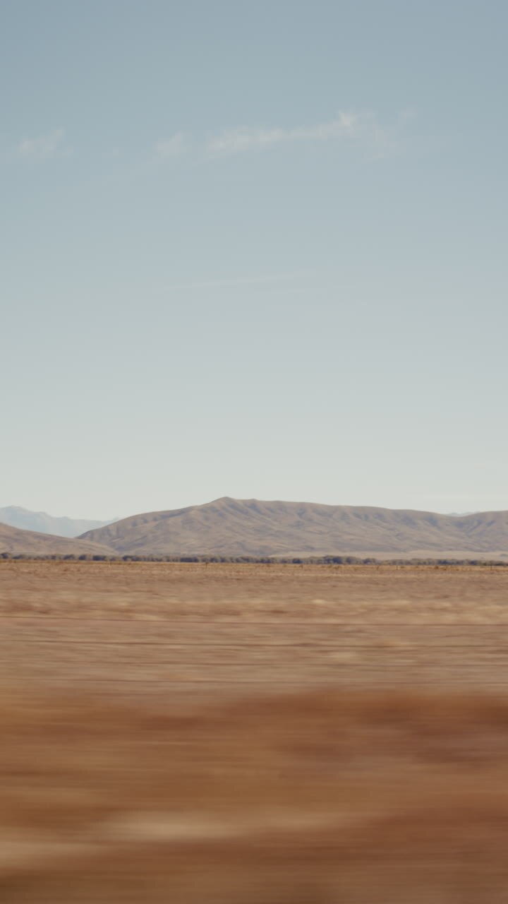 paisaje desértico con montañas