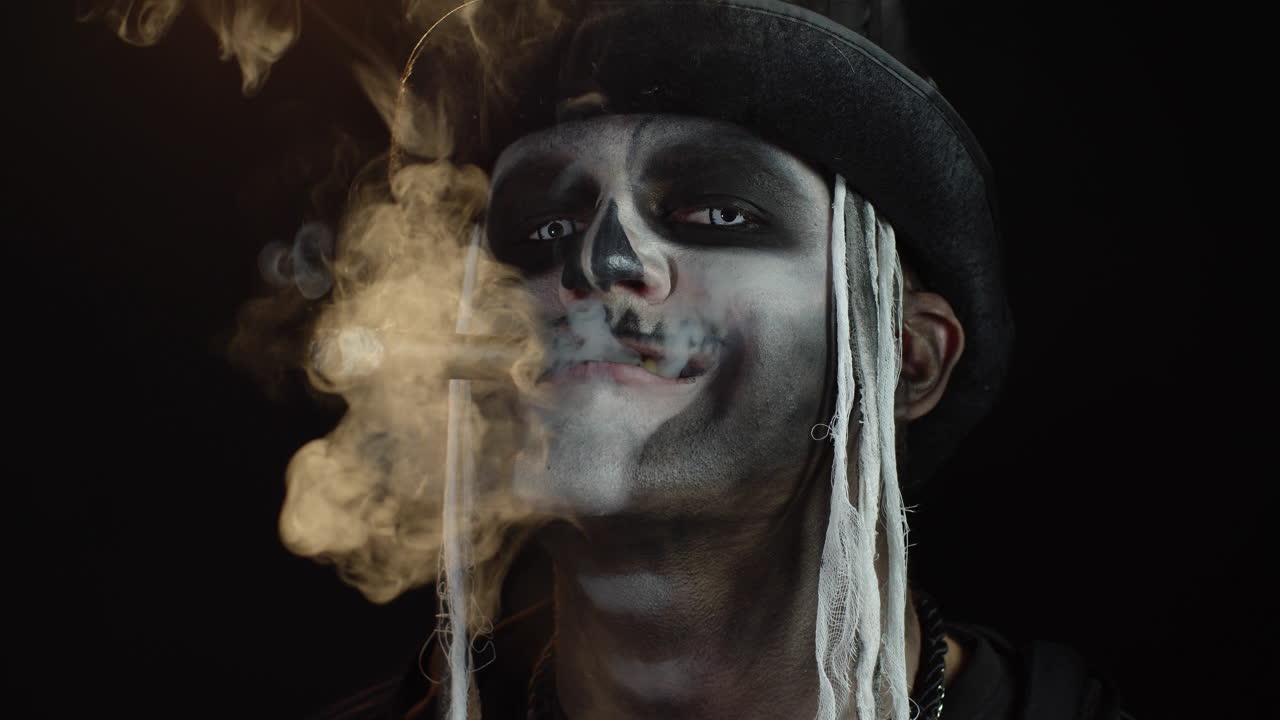 스레이트를 입은 무서운 남자, 할로윈 코스플레이 의상, 담배를 피우고, 얼굴을 짓고, 미소 짓고