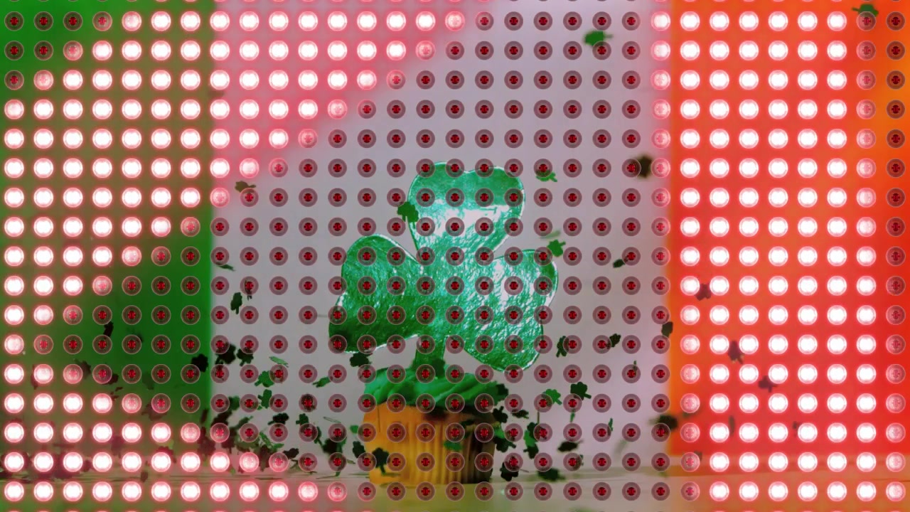 Griglia LED in loop, con un triangolo rosa ciclico che si sposta, si illumina e si attenua, evidenziando un trifoglio sul tricolore.