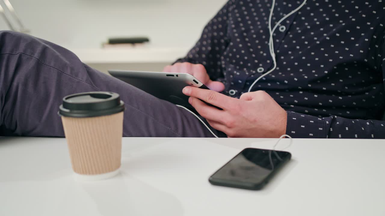 un joven usando una tableta en el interior