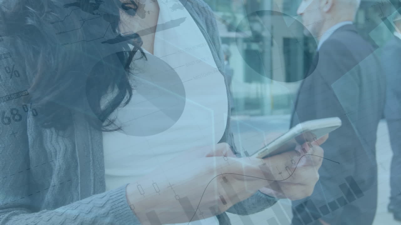 animación de la interfaz infográfica, mujer biracial sonriente usando el teléfono móvil mientras camina por la calle